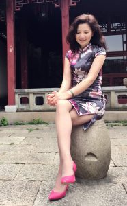 穿开叉旗袍身材凹凸有致的美阿姨逛古迹