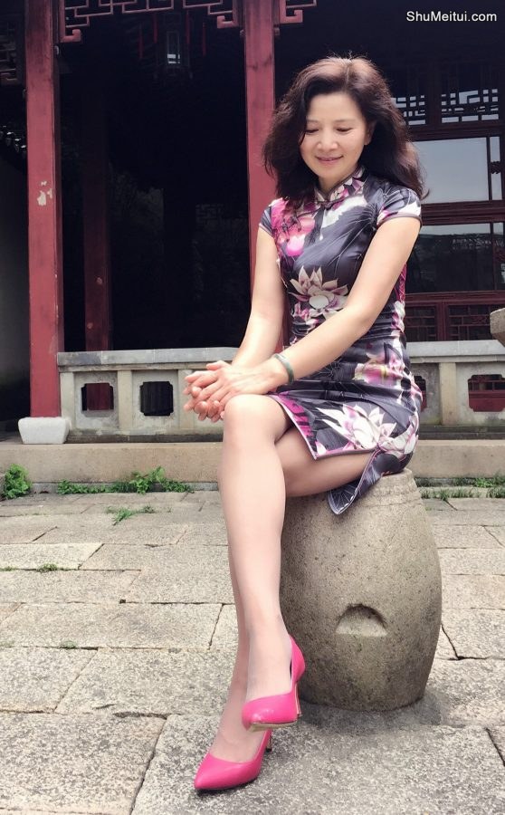 穿开叉旗袍身材凹凸有致的美阿姨逛古迹[第1张/共3张]