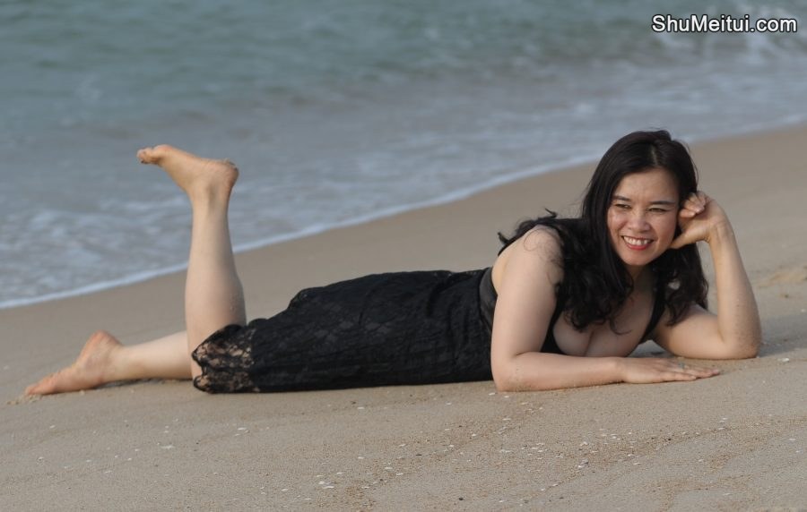 在海边窜低胸装秀车灯的大姐[第15张/共21张]