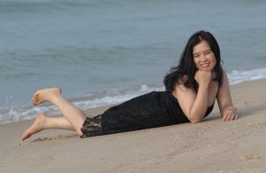 在海边窜低胸装秀车灯的大姐