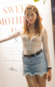 穿低胸装牛仔热裤的真实美女