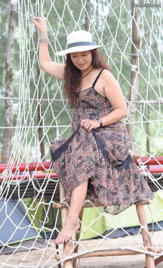 丰满的长发熟大姐低胸吊带装[第2张/共11张]