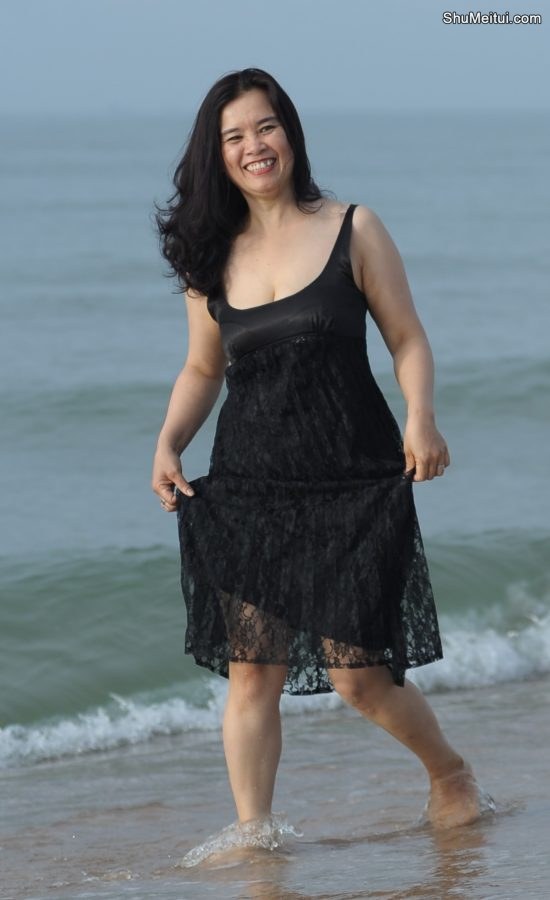 在海边窜低胸装秀车灯的大姐[第21张/共21张]