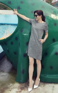 脱掉白色高跟鞋晾肉丝袜脚的墨镜阿姨