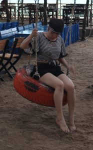 在海滩上秀大腿的短发熟女