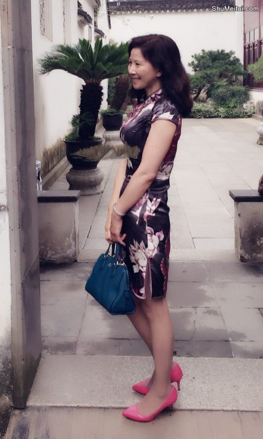 穿开叉旗袍身材凹凸有致的美阿姨逛古迹[第2张/共3张]