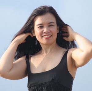 在海边窜低胸装秀车灯的大姐