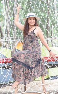 丰满的长发熟大姐低胸吊带装