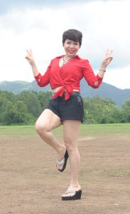 短发阿姨在外拍成熟的白腿