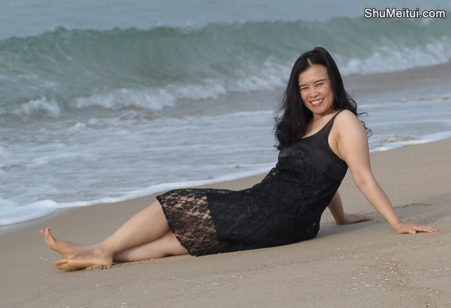 在海边窜低胸装秀车灯的大姐[第12张/共21张]