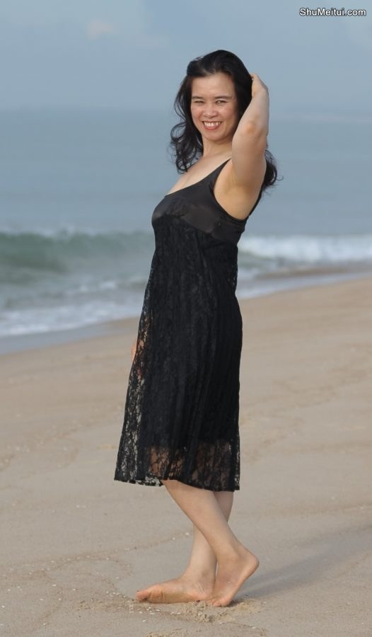 在海边窜低胸装秀车灯的大姐[第16张/共21张]