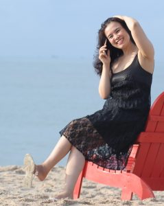 在海边窜低胸装秀车灯的大姐