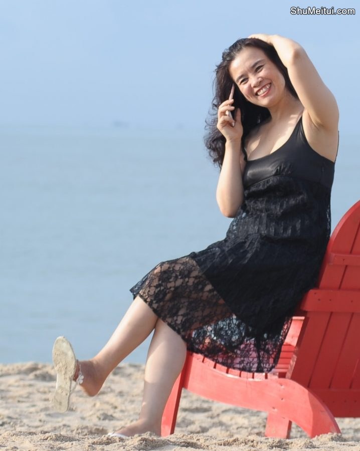 在海边窜低胸装秀车灯的大姐[第6张/共21张]