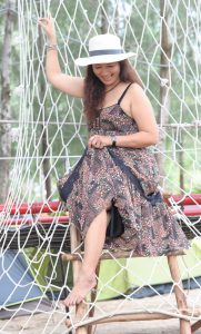 丰满的长发熟大姐低胸吊带装