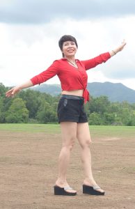 短发阿姨在外拍成熟的白腿