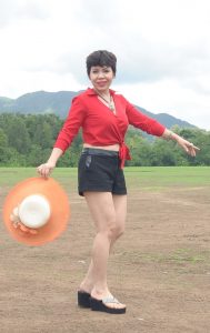 短发阿姨在外拍成熟的白腿