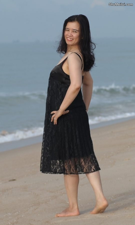 在海边窜低胸装秀车灯的大姐[第18张/共21张]