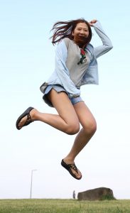 李姐外出玩耍时的牛仔裤美腿