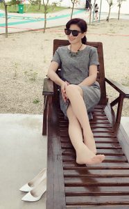 脱掉白色高跟鞋晾肉丝袜脚的墨镜阿姨