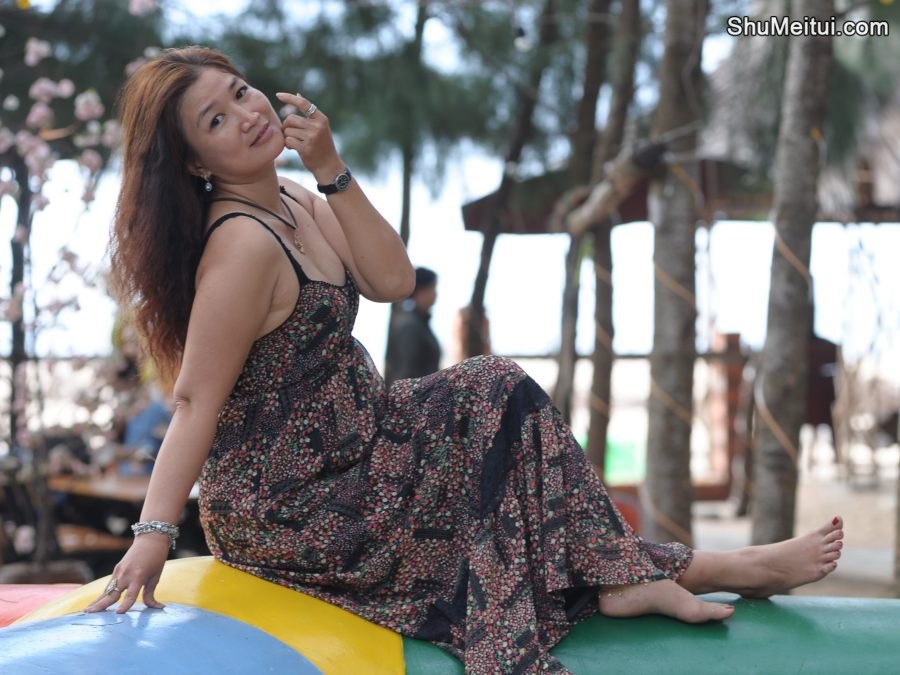 丰满的长发熟大姐低胸吊带装[第7张/共11张]