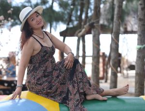 丰满的长发熟大姐低胸吊带装