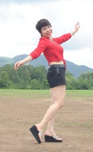 短发阿姨在外拍成熟的白腿