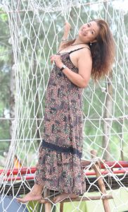 丰满的长发熟大姐低胸吊带装