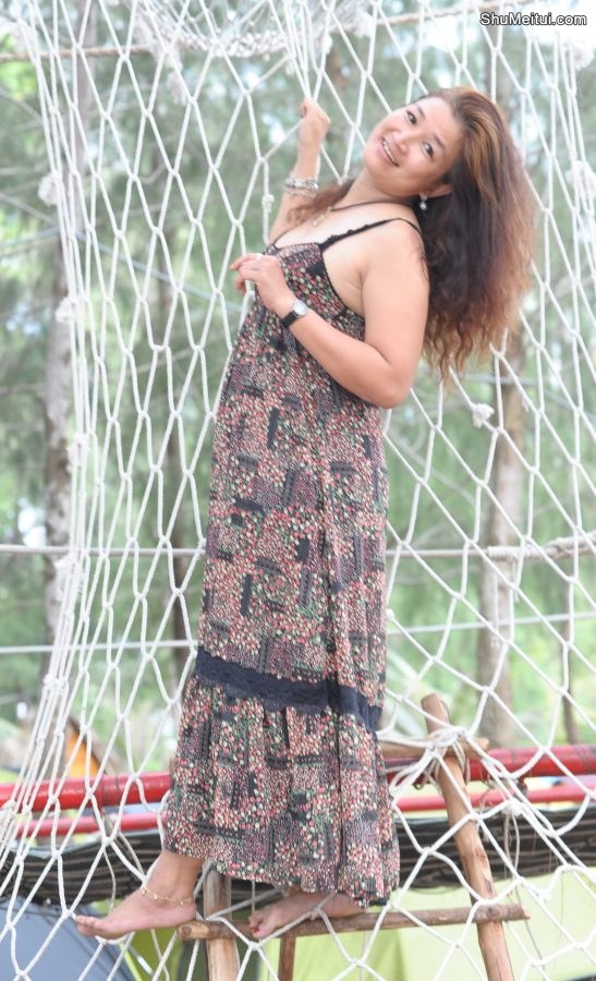 丰满的长发熟大姐低胸吊带装[第5张/共11张]