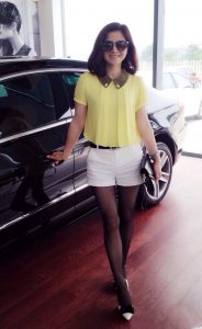 穿黑丝袜逛大众4s店的美阿姨