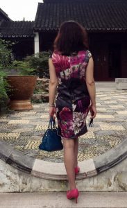 穿开叉旗袍身材凹凸有致的美阿姨逛古迹