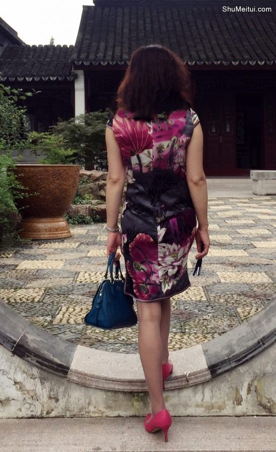 穿开叉旗袍身材凹凸有致的美阿姨逛古迹[第3张/共3张]