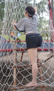 在海滩上秀大腿的短发熟女