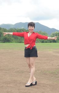 短发阿姨在外拍成熟的白腿