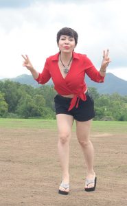 短发阿姨在外拍成熟的白腿