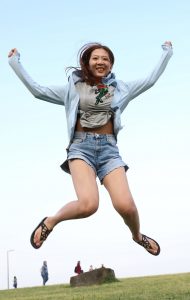 李姐外出玩耍时的牛仔裤美腿