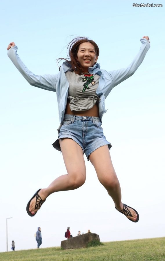 李姐外出玩耍时的牛仔裤美腿[第2张/共5张]