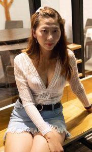 穿低胸装牛仔热裤的真实美女