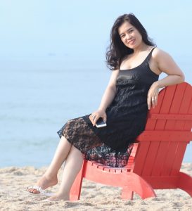 在海边窜低胸装秀车灯的大姐