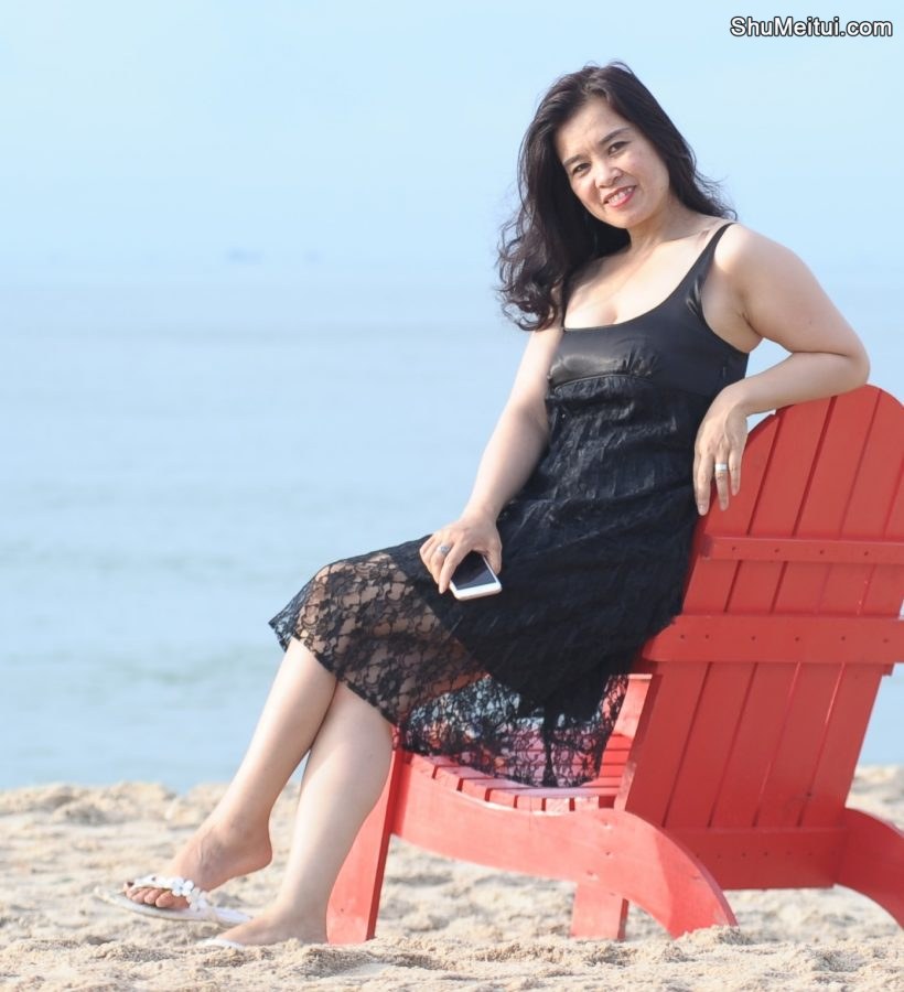 在海边窜低胸装秀车灯的大姐[第4张/共21张]