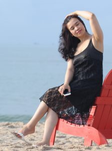 在海边窜低胸装秀车灯的大姐