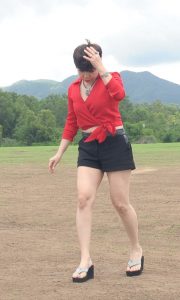 短发阿姨在外拍成熟的白腿