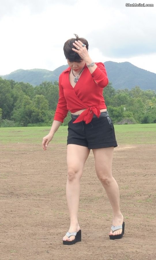 短发阿姨在外拍成熟的白腿[第4张/共12张]