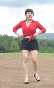 短发阿姨在外拍成熟的白腿