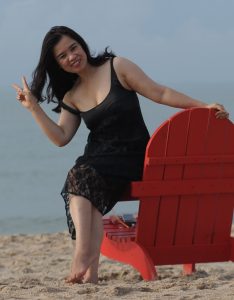 在海边窜低胸装秀车灯的大姐