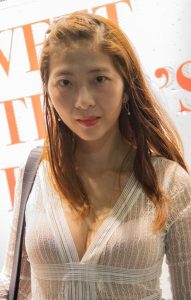 穿低胸装牛仔热裤的真实美女