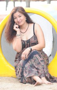 丰满的长发熟大姐低胸吊带装