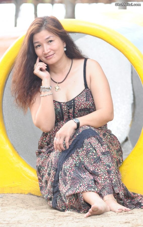 丰满的长发熟大姐低胸吊带装[第9张/共11张]