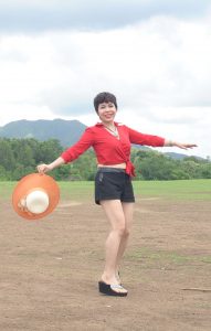 短发阿姨在外拍成熟的白腿