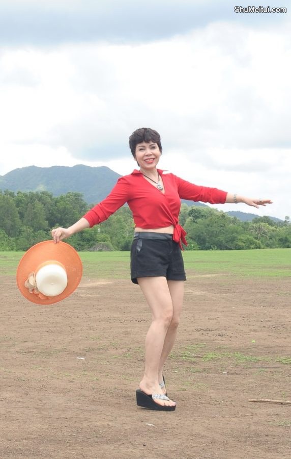 短发阿姨在外拍成熟的白腿[第1张/共12张]