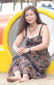 丰满的长发熟大姐低胸吊带装